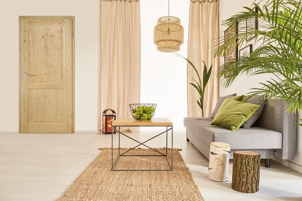 Moderner Raum mit klassischer Landhaustuere in Fichte lackiert