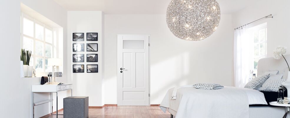 Zimmer mit Lacktüren