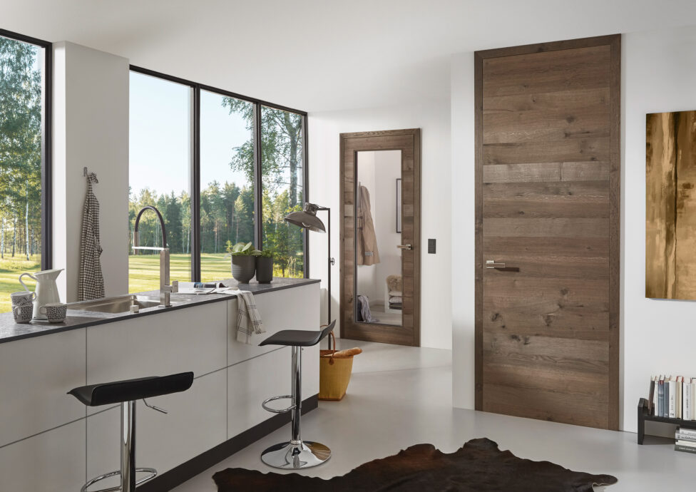 Bild einer Küche mit zwei unterschiedlichen Türen